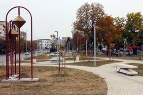 Поставиха пейки и метална пластика в парковото пространство по ул. „Марица“