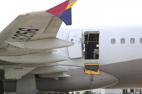 Пасажер отвори вратата на самолет по време на кацане