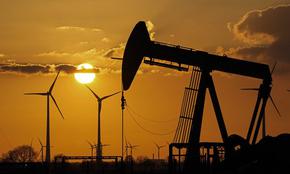 Петролът започна да спада под натиска на засилването на долара