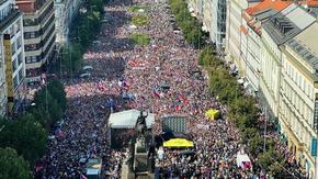 Хиляди комунисти и крайно десни на протест в Прага за руски газ и срещу НАТО и ЕС
