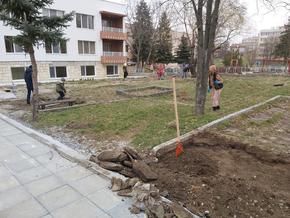 Бежанците в Смядово благоустрояват двора на общинската сграда, в която са настанени
