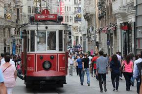 Има загинали и ранени при взрив в пешеходна зона на Истанбул