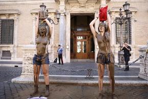 Топлес активистки се заляха с кал пред сградата на италианския сенат