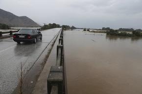Спряно е движението по отсечка от магистралата Атина-Солун заради проливните дъждове