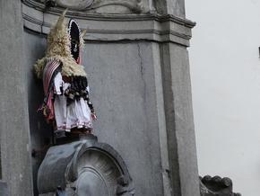 Брюкселският Манекен Пис облече кукерска носия по случай Деня на независимостта на България