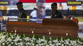Хиляди се простиха в Гана със загиналия футболист Кристиан Ацу