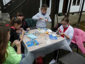 Учат малчугани да боядисват и украсяват великденски яйца