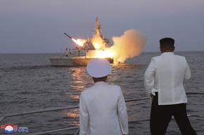 Севернокорейският лидер Ким Чен-ун наблюдава изпитания на стратегически крилати ракети