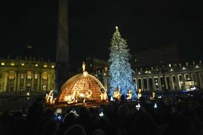 Грейнаха светлините на коледната елха и на рождественските ясли на площад "Свети Петър" във Ватикана