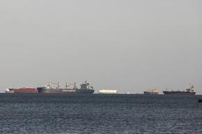Товарен кораб със зърно от Украйна блокира за часове Суецкия канал