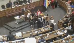 Масов бой в парламента на Боливия