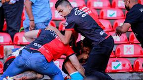 Десетки са пострадали след масово сбиване между фенове на мач в Мексико