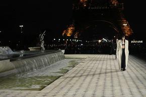 Модна къща „Ив Сен Лоран“ с дефиле под блясъка на Айфеловата кула