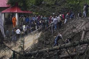 Десетки загинали след катастрофални наводнения и свлачища в Индия