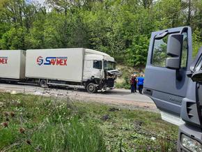 Четири камиона се удариха на пътя Смядово - Веселиново