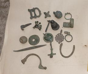Разкриха иманяр от Каспичан, намериха в дома му десетки старинни предмети и монети