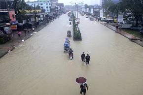 Милиони са в капана на опустошителни наводнения в Индия и Бангладеш