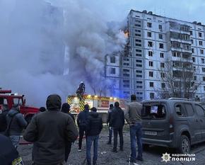 Трима убити, сред които и две деца, в нови руски удари по Киев, събощиха местните власти