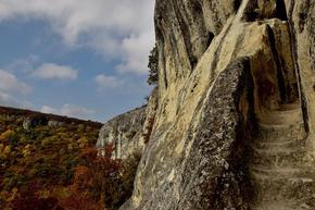 Безплатен поход до скалния манастир над село Хан Крум организира ПП „Шуменско плато“
