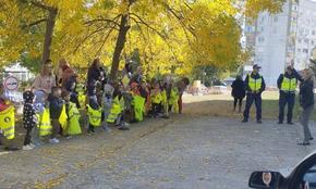 Деца от ЦДГ „Светулка“ изненадаха полицаи със състезание по скоростно обличане на светлоотразителна жилетка