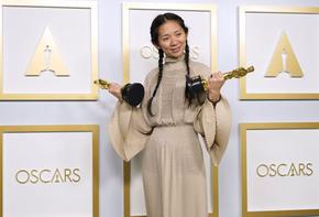 В Китай посрещнаха сдържано и с цензура "Оскар"-ите на Клои Чжао