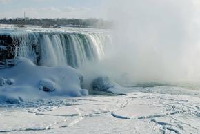 Минусовите температури превърнаха Ниагарския водопад в ледена приказка