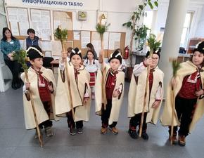 Деца от ДГ „Звънче“ станаха „доброполазници“ в офиса на НАП в Шумен