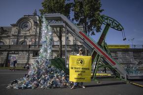 Художествена инсталация, бълваща пластмаса, беше открита в Париж