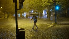 Хаос заради проливни дъждове в Испания, забраниха на 10 000 души да излизат от домовете си