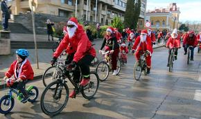 „Коледа на колела“ събра близо 100 дядоколедовци и снежанки