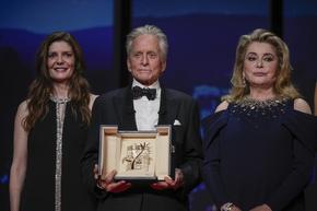 Майкъл Дъглас получи почетна Златна палма на откриването на 76-ия кинофестивал в Кан