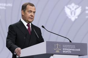 Русия ще нанесе изпреварващ удар, ако Западът предостави на Украйна ядрени оръжия, заяви Медведев