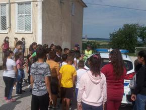 Полицаи беседваха с ученици от ОУ „Христо Ботев“ в село Църквица за пътната безопасност
