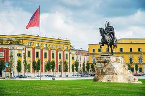 Албания чества независимостта си с пищен парад и туристически бум