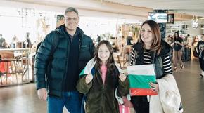 Пътниците на Летище София получиха българския трибагреник като подарък