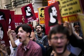 Със сълзотворен газ и палки разгонваха протест за 10-ата годишнина от събитията в парка "Гези"