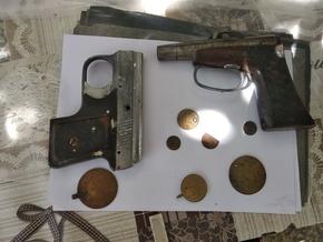 Иззеха пистолети, металотърсачи и старинни монети от мъж от село Климент