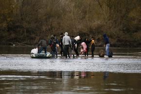 Гръцката полиция откри 17 чужденци, изоставени от трафикант на островче в река Марица