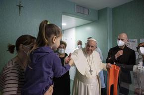 Папата посети украински деца в болницата на Ватикана