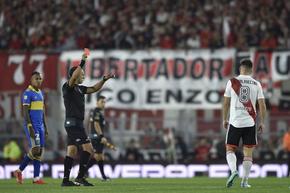 Дузпа в добавеното време и масово сбиване на терена белязаха голямото дерби на аржентинския футбол