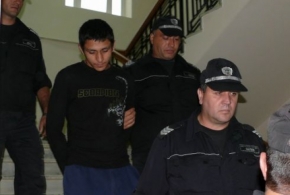 Съден за убийство отново зад решетките, плашил полицаи с брадва