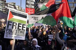 Полицията в Лондон задържа 82-ма души, участвали в контрапротест срещу шествие в подкрепа на палестинците в Газа