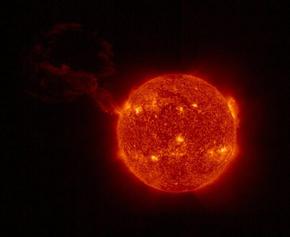 Слънцето изстреля плазмен език на милиони километри