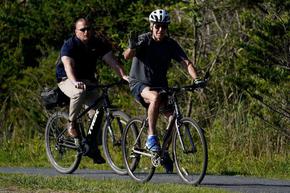 Президентът Джо Байдън падна докато слизаше от велосипеда си