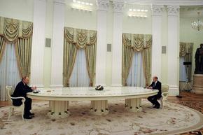 Кой направи 6-метровата маса на Путин