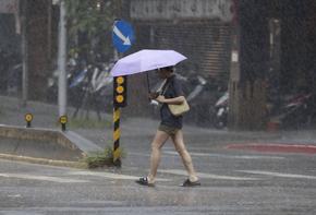 Китай предупреди за 9-метрови вълни с приближаването на тайфуна "Койну"