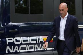 Бившият президент на Испанската футболна федерация Луис Рубиалес бе наказан за три години от ФИФА
