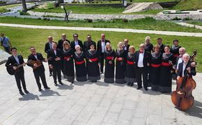 Вокално-инструментална група от Македония с флашмоб в центъра на Шумен