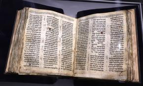 Продадоха древна еврейска Библия за 38,1 млн. долара