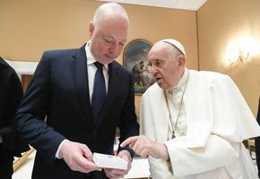 Росен Желязков разговаря на 4 очи с папа Франциск и му подари ръчно извезана икона